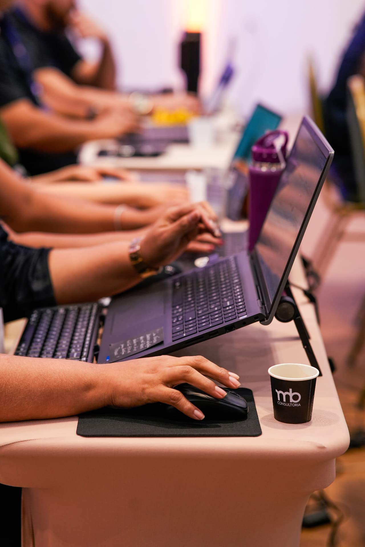Participantes trabalhando em notebooks durante a imersão