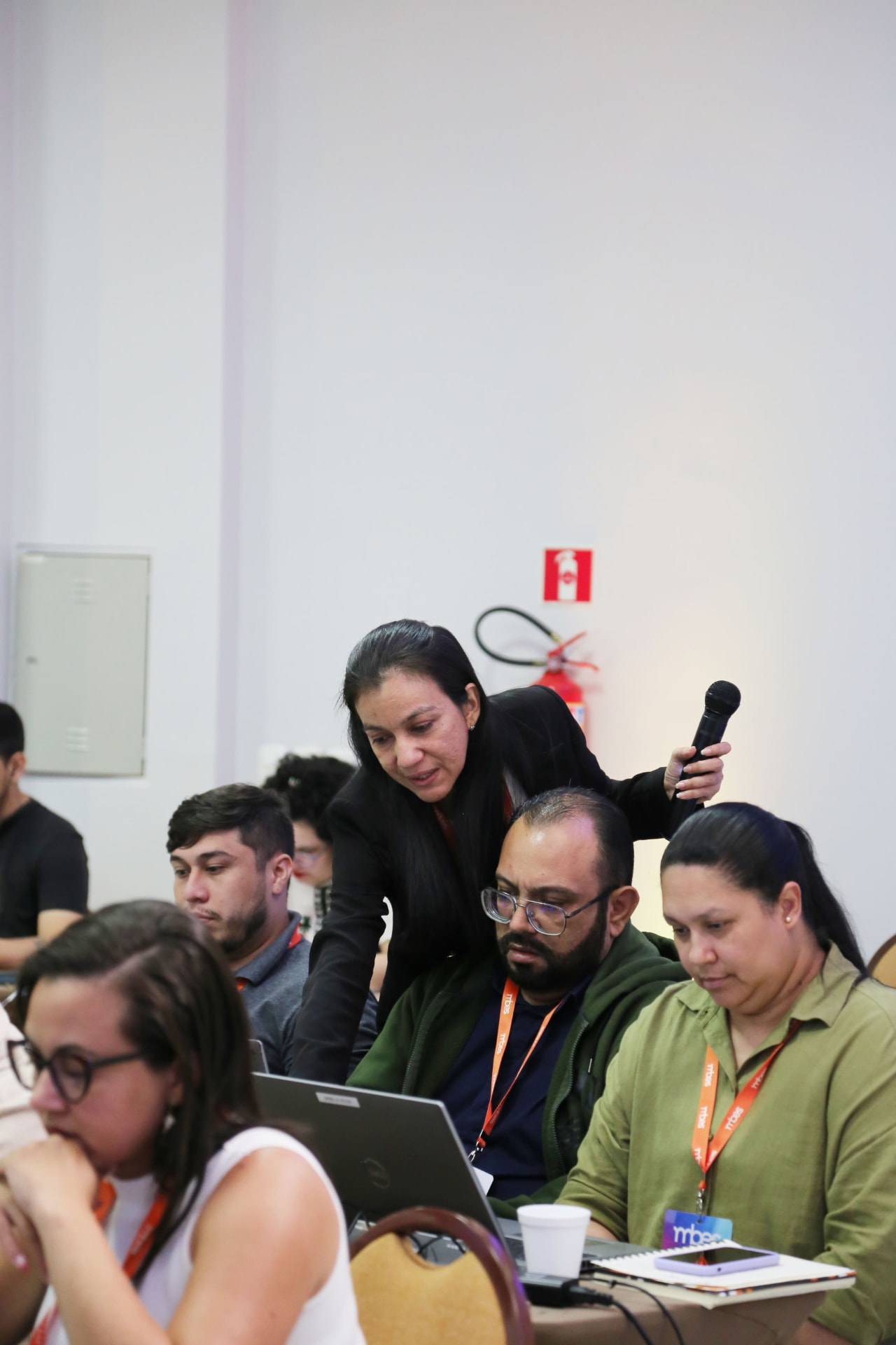 Instrutora orientando participantes durante a imersão